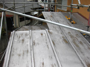 玄関屋根トタン塗装工事　施工前
