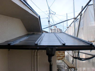 玄関屋根トタン塗装工事　施工後